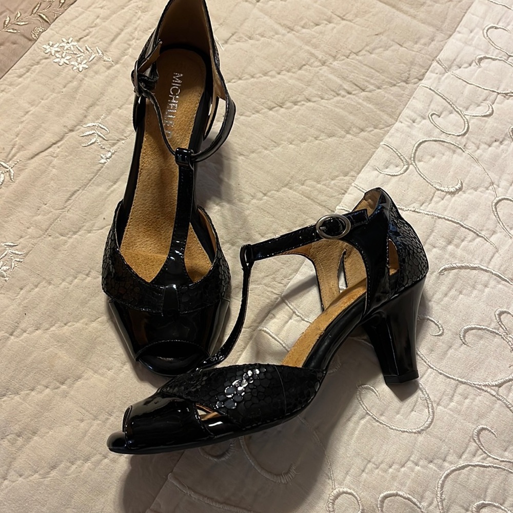 Cute T-Strap Patent Leather heels, with open toe~